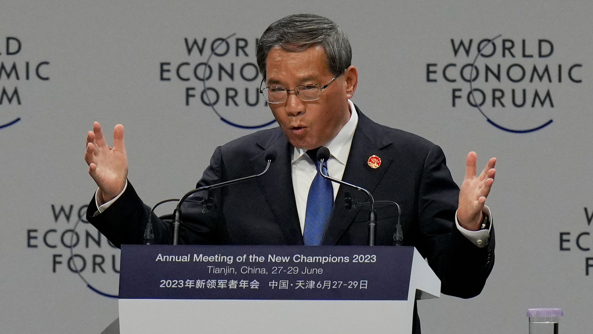 Chinas Regierungschef Li Qiang hat sich zu Wirtschaftsbeziehungen geäußert. - Foto: Andy Wong/AP