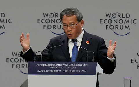 Chinas Regierungschef Li Qiang hat sich zu Wirtschaftsbeziehungen geäußert. - Foto: Andy Wong/AP