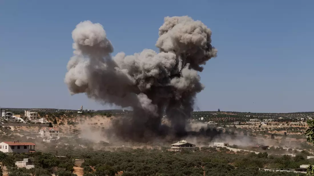 Schon in der Vergangenheit kam es zu Luftangriffen russischer Kampfflugzeuge, wie hier in Dschisr asch-Schughur. - Bild: Anas Alkharboutli/dpa