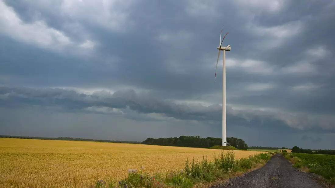 Dunkle Gewitterwolken ziehen über Brandenburg. - Bild: Patrick Pleul/dpa