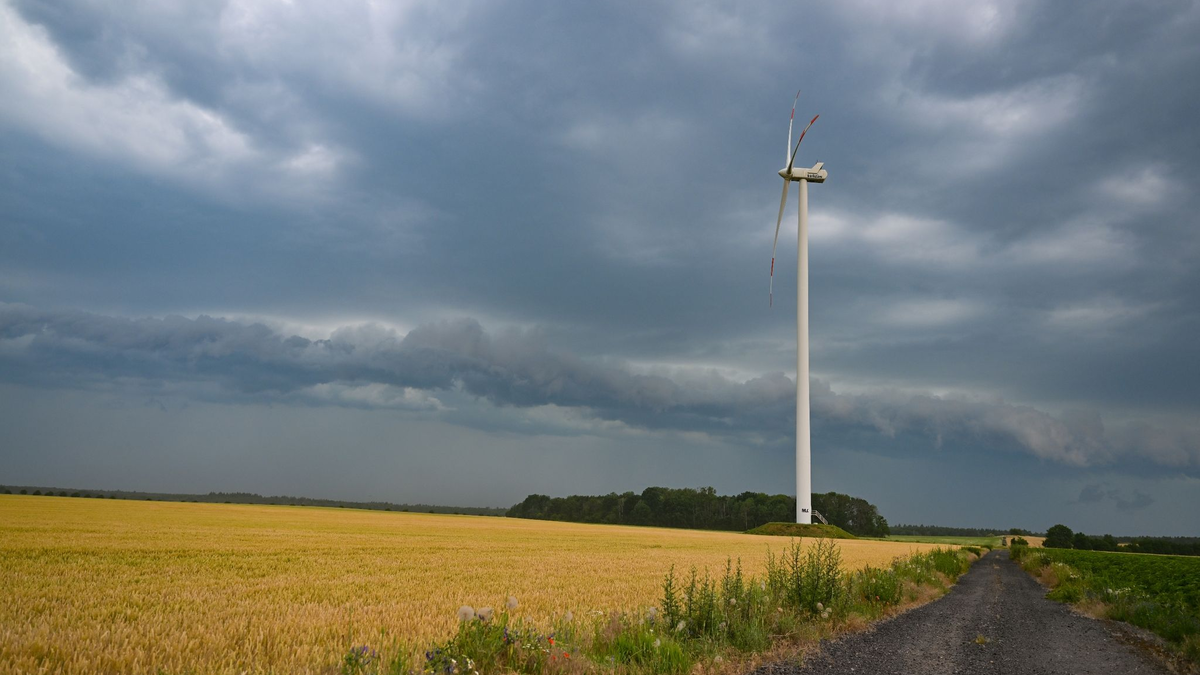 Dunkle Gewitterwolken ziehen über Brandenburg. - Foto: Patrick Pleul/dpa