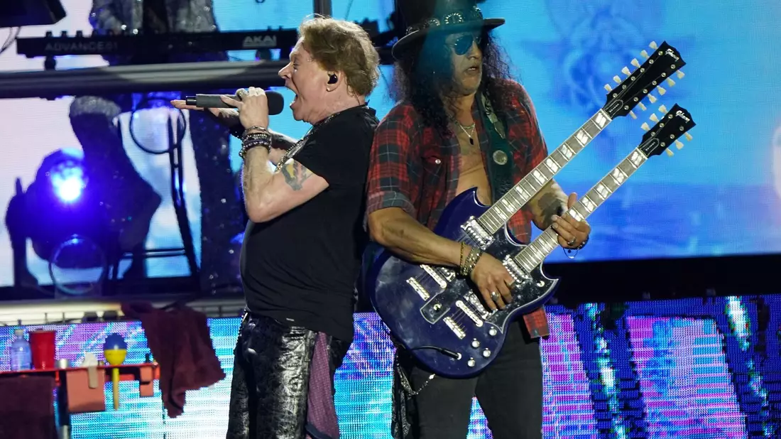 Sänger Axl Rose (l) und Gitarrist Slash von Guns N' Roses beim ihrem Auftritt in  Glastonbury. - Bild: Yui Mok/PA Wire/dpa