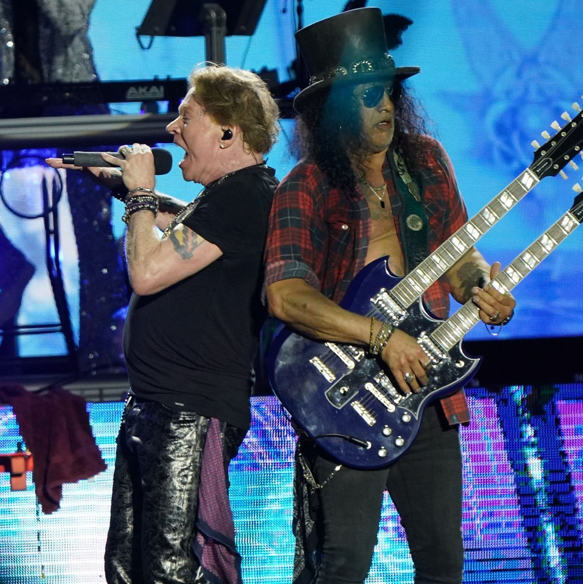 Sänger Axl Rose (l) und Gitarrist Slash von Guns N' Roses beim ihrem Auftritt in  Glastonbury. - Foto: Yui Mok/PA Wire/dpa