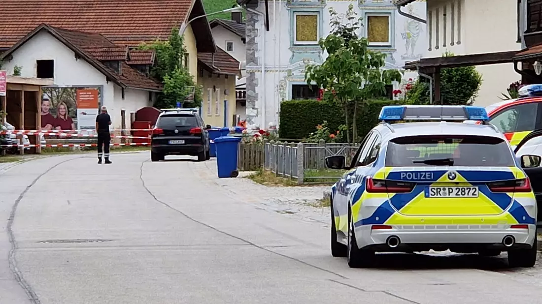 Einsatzkräfte der Polizei im niederbayerischen Ortenburg. Dort sind nach einem Ammoniak-Austritt mehrere  Menschen verletzt worden. - Bild: Markus Zechbauer/zema-medien/dpa