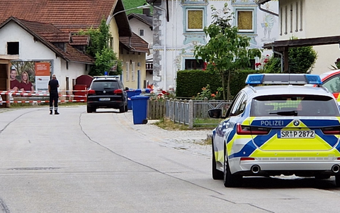 Einsatzkräfte der Polizei im niederbayerischen Ortenburg. Dort sind nach einem Ammoniak-Austritt mehrere  Menschen verletzt worden. - Foto: Markus Zechbauer/zema-medien/dpa