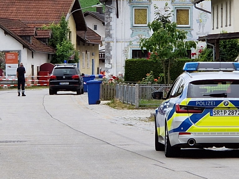 Einsatzkräfte der Polizei im niederbayerischen Ortenburg. Dort sind nach einem Ammoniak-Austritt mehrere  Menschen verletzt worden. - Foto: Markus Zechbauer/zema-medien/dpa