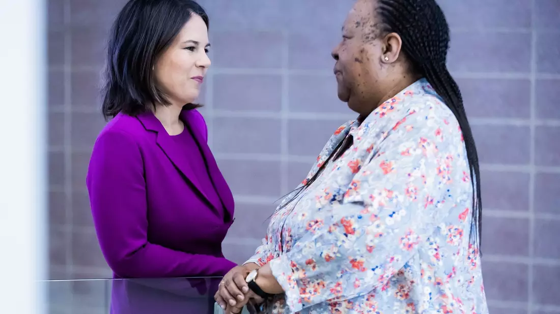 Bundesaußenministerin Annalena Baerbock im Gespräch mit ihrer südafrikanischen Amtskollegin Naledi Pandor. - Bild: Christoph Soeder/dpa