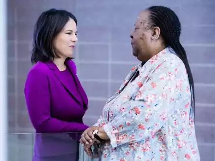 Bundesaußenministerin Annalena Baerbock im Gespräch mit ihrer südafrikanischen Amtskollegin Naledi Pandor. - Foto: Christoph Soeder/dpa