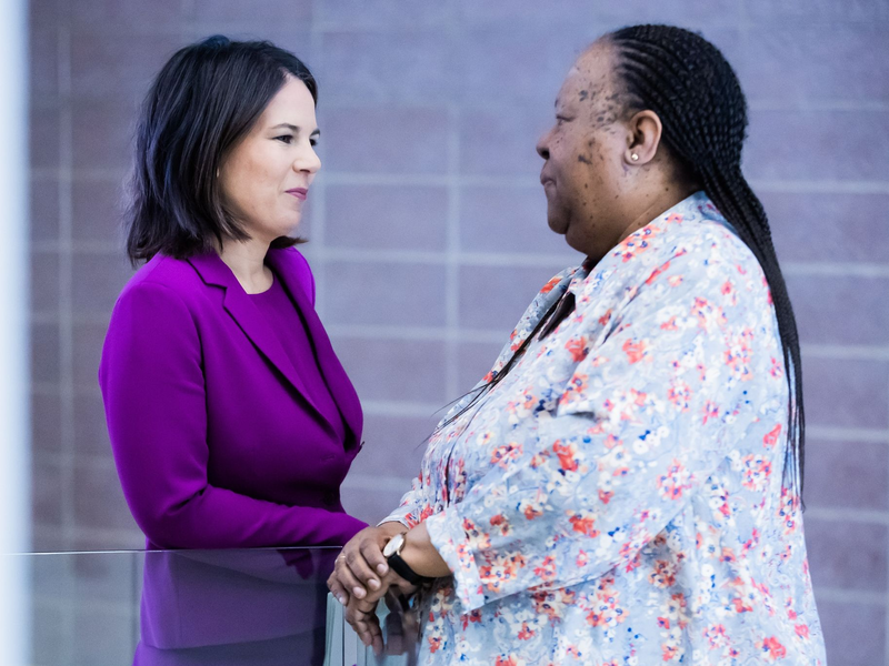 Bundesaußenministerin Annalena Baerbock im Gespräch mit ihrer südafrikanischen Amtskollegin Naledi Pandor. - Foto: Christoph Soeder/dpa
