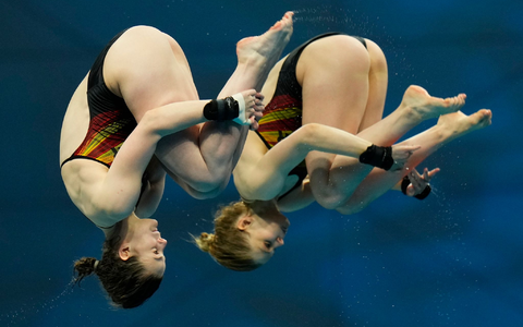 Elena Wassen und Christina Wassen haben bei der EM zusammen Gold gewonnen. - Foto: Petr David Josek/AP/dpa