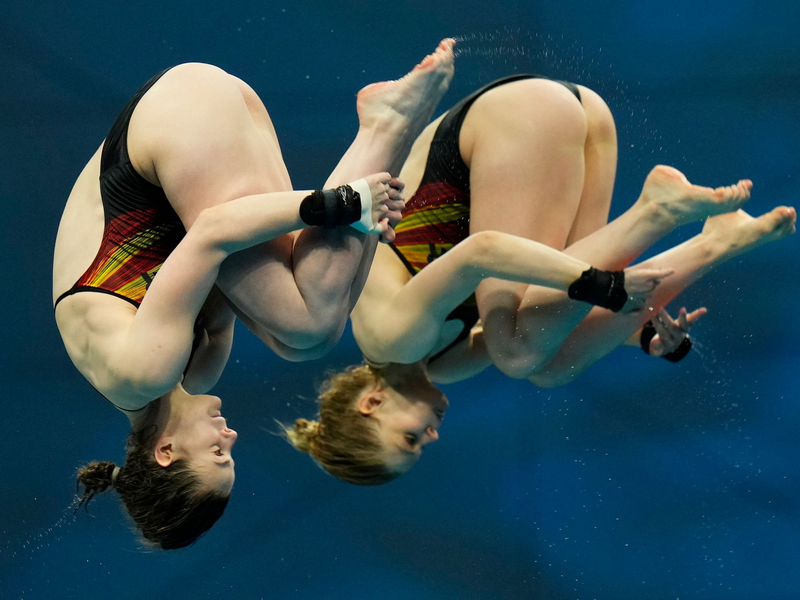 Elena Wassen und Christina Wassen haben bei der EM zusammen Gold gewonnen. - Foto: Petr David Josek/AP/dpa