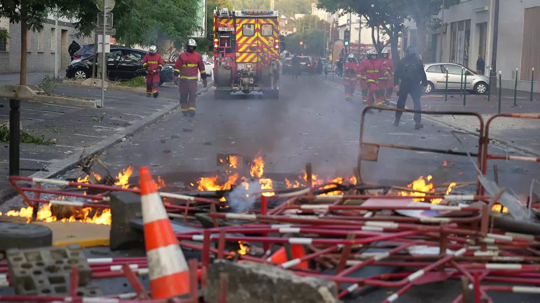 Feuerwehrleute treffen nach den Ausschreitungen im Pariser Vorort Nanterre ein, um Brände zu löschen. - Bild: Zakaria Abdelkafi/AFP/dpa