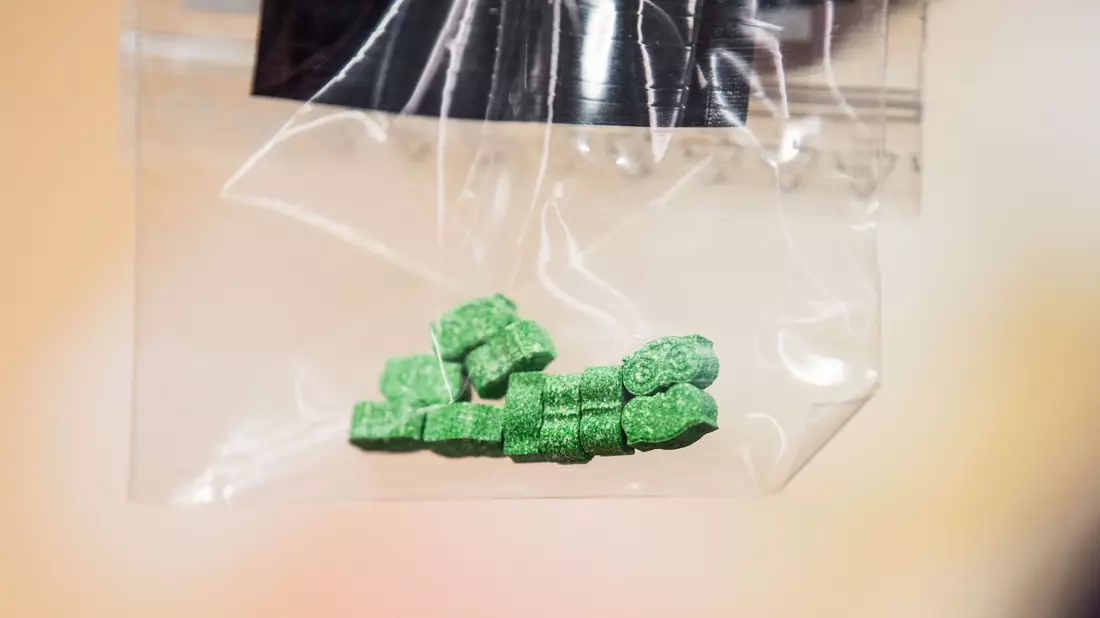 Ecstasy-Tabletten sind bei einer Presserunde in den Räumen der Staatsanwaltschaft München in einem Tütchen zu sehen. - Bild: Lino Mirgeler/dpa