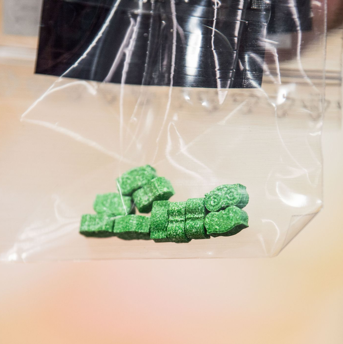 Ecstasy-Tabletten sind bei einer Presserunde in den Räumen der Staatsanwaltschaft München in einem Tütchen zu sehen. - Foto: Lino Mirgeler/dpa