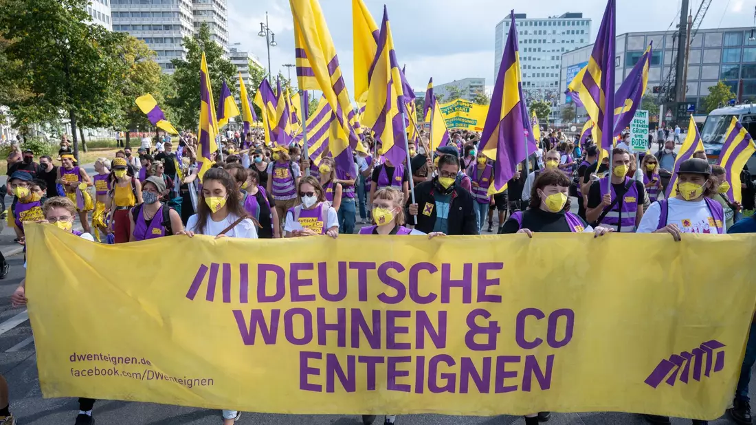 Demonstration in Berlin für die Enteignung großer Wohnungsunternehmen (Archivbild). - Bild: Christophe Gateau/dpa