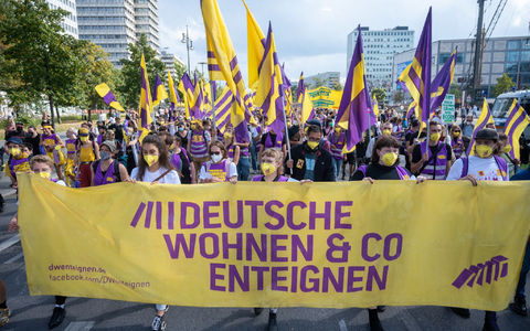 Demonstration in Berlin für die Enteignung großer Wohnungsunternehmen (Archivbild). - Foto: Christophe Gateau/dpa