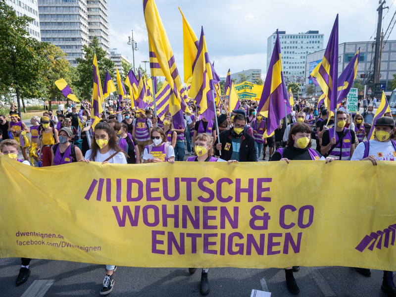 Demonstration in Berlin für die Enteignung großer Wohnungsunternehmen (Archivbild). - Foto: Christophe Gateau/dpa