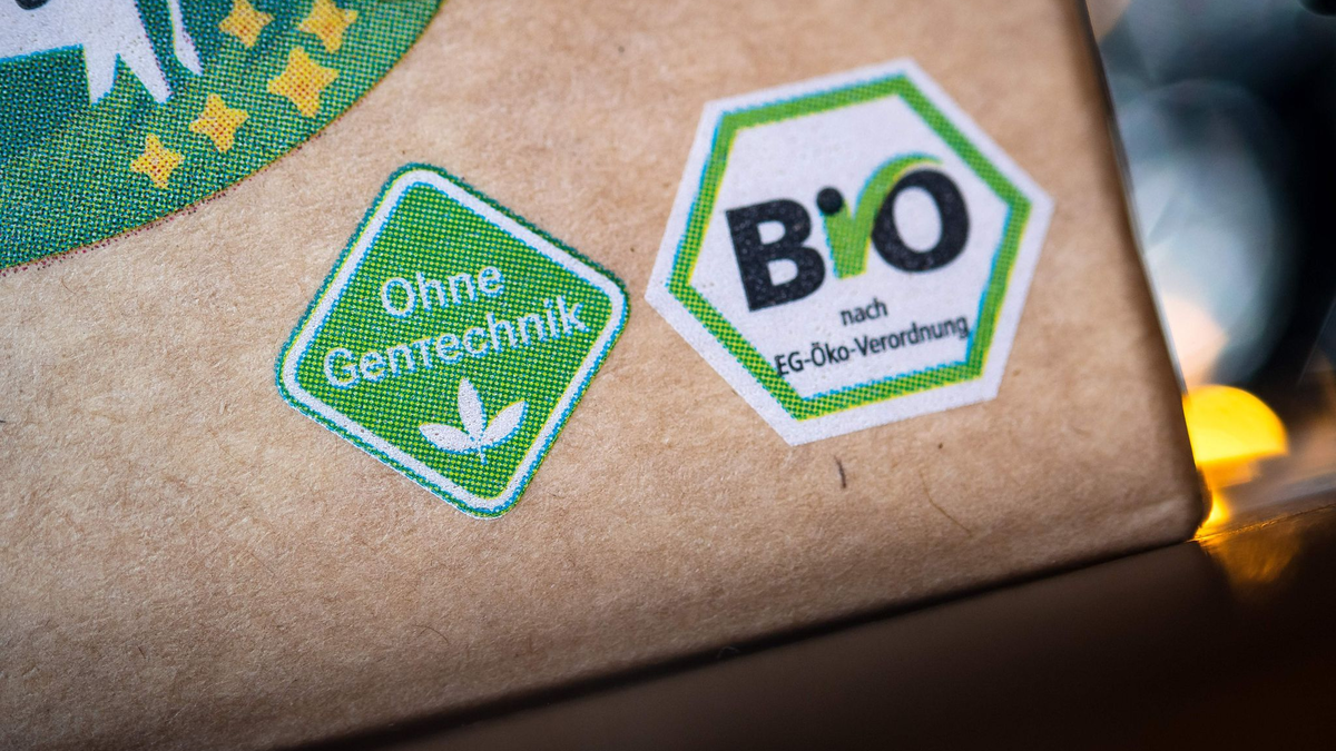 Im Geschäft mit Bio-Lebensmitteln gibt es Anzeichen für eine Erholung. - Foto: Sina Schuldt/dpa