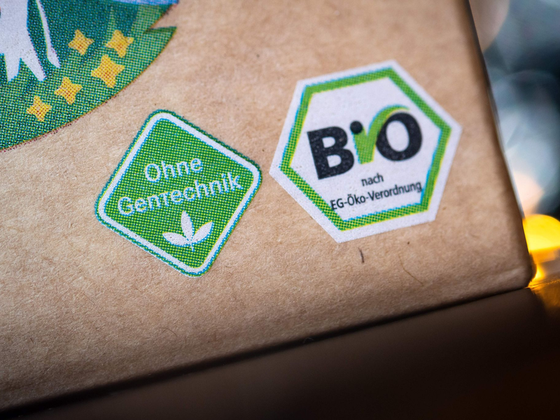 Im Geschäft mit Bio-Lebensmitteln gibt es Anzeichen für eine Erholung. - Foto: Sina Schuldt/dpa