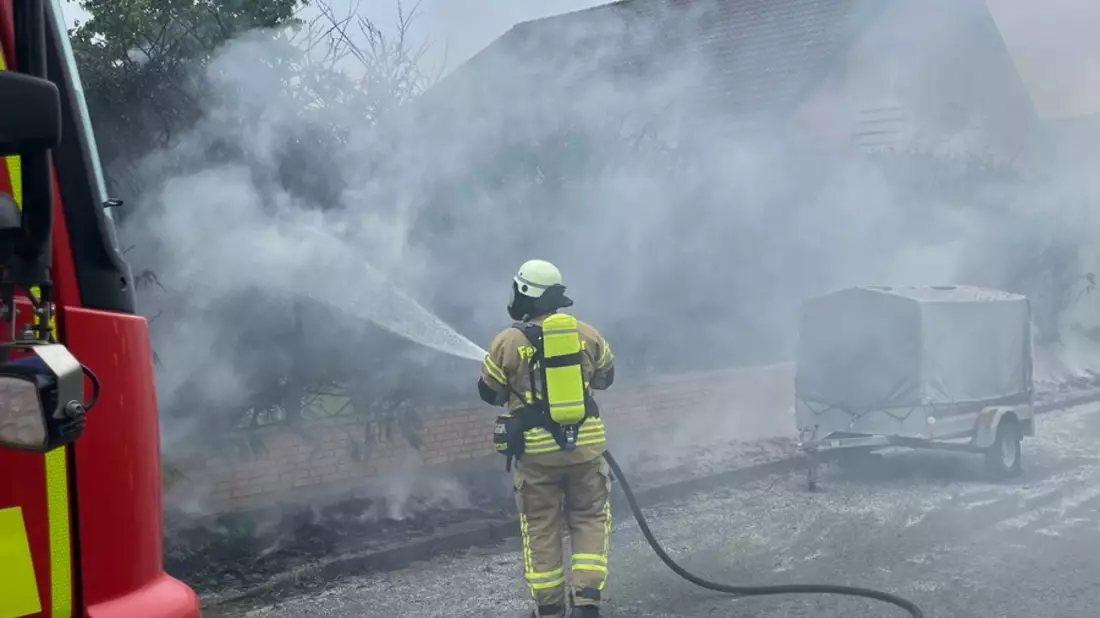 FW Bad Oeynhausen: Nach Dachstuhlbrand am 24.06.2026 - erneutes Feuer in Brandruine - Bild: presseportal.de