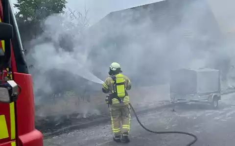 FW Bad Oeynhausen: Nach Dachstuhlbrand am 24.06.2026 - erneutes Feuer in Brandruine - Foto: presseportal.de