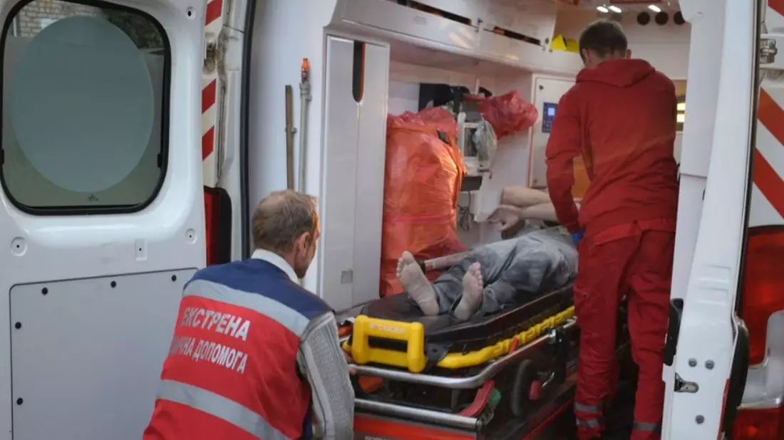 Sanitäter bereiten in Kramatorsk den Transport eines verletzten Mannes in eine naheliegende Klinik vor. - Bild: National Police of Ukraine/AP/dpa