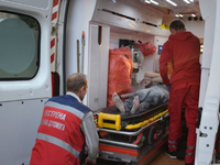 Sanitäter bereiten in Kramatorsk den Transport eines verletzten Mannes in eine naheliegende Klinik vor. - Foto: National Police of Ukraine/AP/dpa