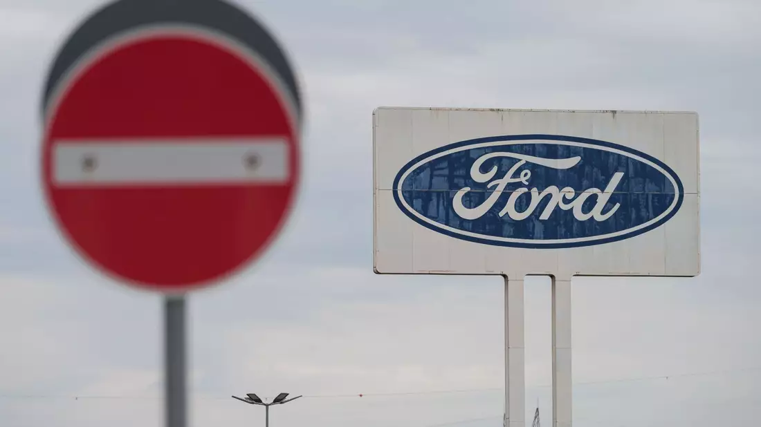 Das Logo von Ford auf dem Parkplatz des Werks Saarlouis. - Bild: Oliver Dietze/dpa