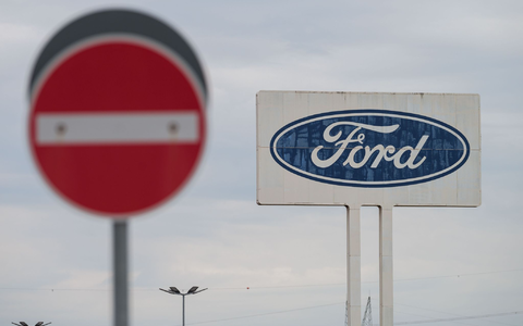 Das Logo von Ford auf dem Parkplatz des Werks Saarlouis. - Foto: Oliver Dietze/dpa
