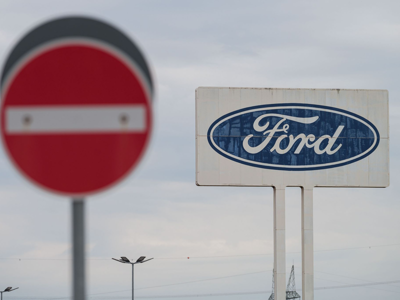 Das Logo von Ford auf dem Parkplatz des Werks Saarlouis. - Foto: Oliver Dietze/dpa
