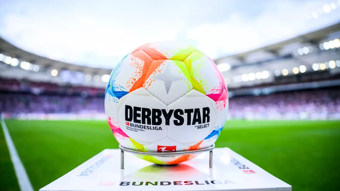 Viele Fans warten mit Spannung auf die Veröffentlichung der Bundesliga-Spielpläne. - Bild: Tom Weller/dpa