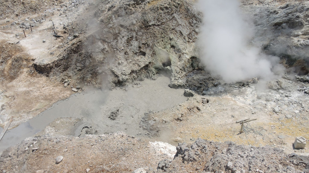 Vulkane, die nach langer Ruhe wieder erwachen, müssen eine dicke Kruste aufbrechen - genau das passiert zurzeit unter den Phlegräischen Feldern. - Foto: Lena Klimkeit/dpa