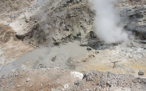 Vulkane, die nach langer Ruhe wieder erwachen, müssen eine dicke Kruste aufbrechen - genau das passiert zurzeit unter den Phlegräischen Feldern. - Foto: Lena Klimkeit/dpa