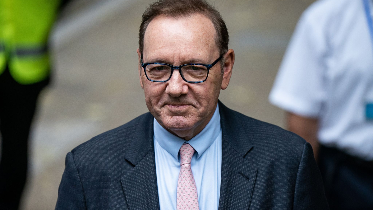 US-Schauspieler Kevin Spacey trifft vor dem Southwark Crown Court in London zum Beginn seines Prozesses ein. - Foto: Aaron Chown/PA Wire/dpa