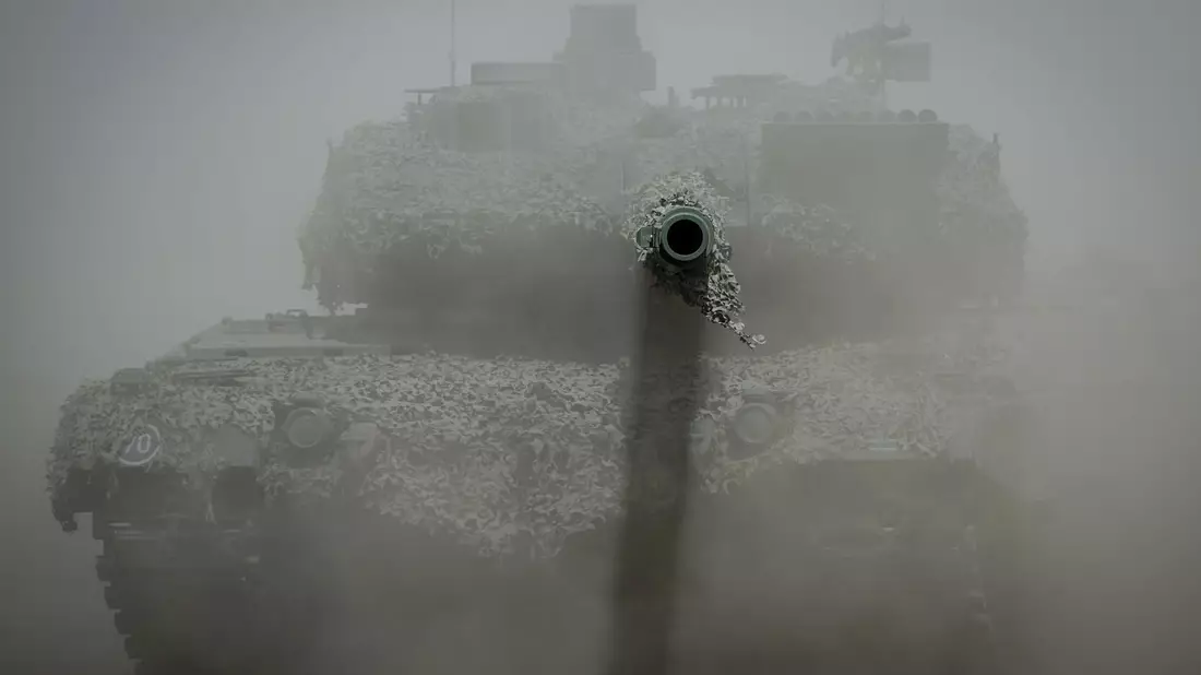 Von 1992 bis 2021 ist die Zahl der Kampfpanzer in einer Gruppe ausgewählter EU-Staaten von 16.851 auf 3383 verringert worden. - Bild: Kay Nietfeld/dpa