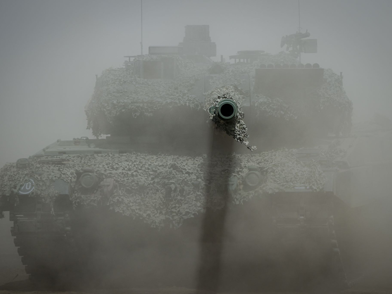 Von 1992 bis 2021 ist die Zahl der Kampfpanzer in einer Gruppe ausgewählter EU-Staaten von 16.851 auf 3383 verringert worden. - Foto: Kay Nietfeld/dpa