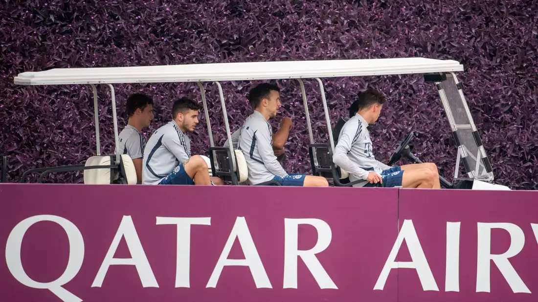Der FC Bayern München und Qatar Airways beenden ihre Zusammenarbeit. - Bild: Peter Kneffel/dpa
