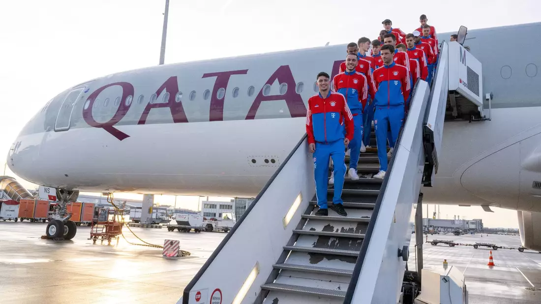 Der FC Bayern München und Qatar Airways beenden ihre Zusammenarbeit. - Bild: Peter Kneffel/dpa