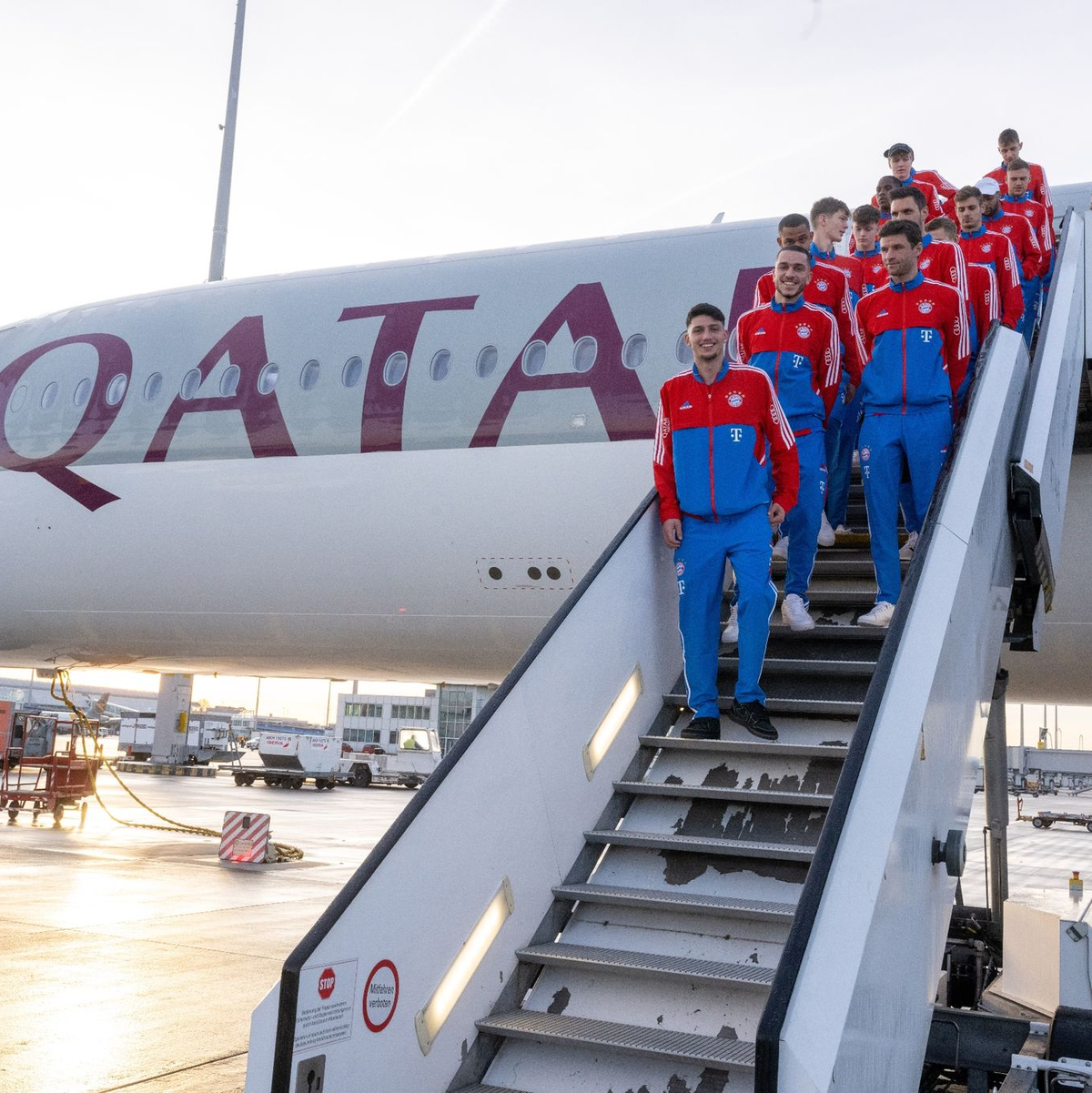 Der FC Bayern München und Qatar Airways beenden ihre Zusammenarbeit. - Foto: Peter Kneffel/dpa