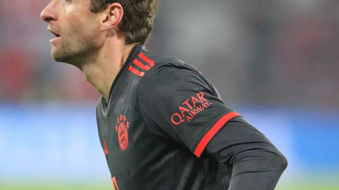 Thomas Müller mit Sponsoren-Logo von Qatar Airways - Bild: ?ber dts Nachrichtenagentur