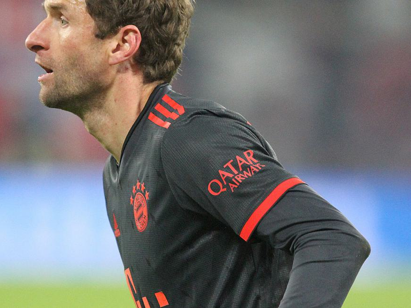 Thomas Müller mit Sponsoren-Logo von Qatar Airways - Foto: ?ber dts Nachrichtenagentur