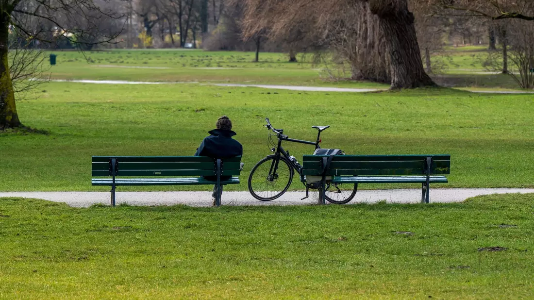 In den meisten EU-Staaten wohnen Frauen häufiger allein als Männer. - Bild: Peter Kneffel/dpa/Symbolbild