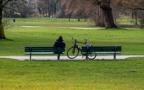 In den meisten EU-Staaten wohnen Frauen häufiger allein als Männer. - Foto: Peter Kneffel/dpa/Symbolbild