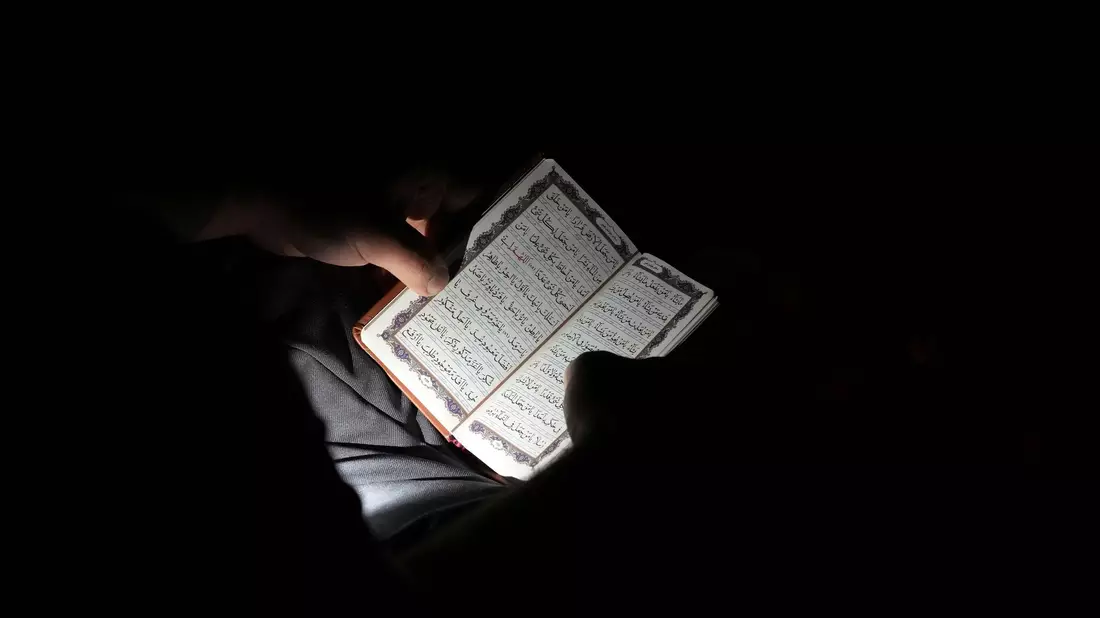 Der Koran, das heilige Buch der Muslime. - Bild: Vahid Salemi/AP/dpa