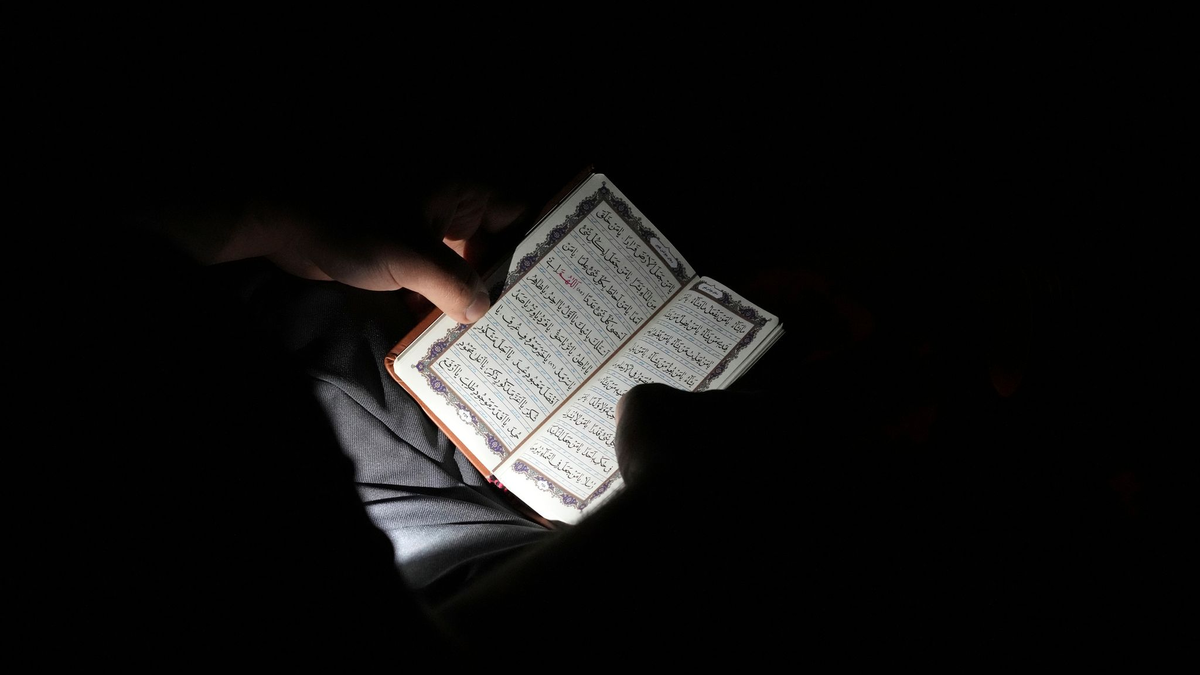 Der Koran, das heilige Buch der Muslime. - Foto: Vahid Salemi/AP/dpa