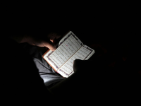 Der Koran, das heilige Buch der Muslime. - Foto: Vahid Salemi/AP/dpa