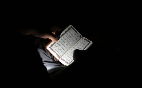Der Koran, das heilige Buch der Muslime. - Foto: Vahid Salemi/AP/dpa