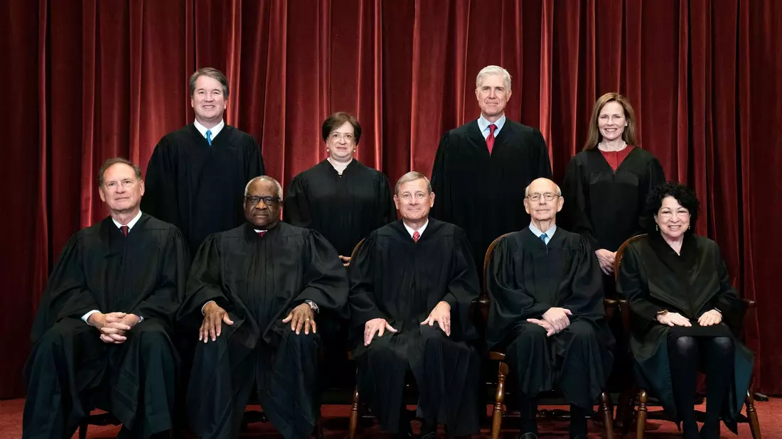 Die Richterinnen und Richter des Obersten Gerichtshofs in den USA (vorne: l-r, hinten: l-r): Samuel Alito , Clarence Thomas, John Roberts, Stephen Breyer, Sonia Sotomayor, Brett Kavanaugh, Elena Kagan, Neil Gorsuch und Amy Coney Barrett. - Bild: Erin Schaff/Pool New York Times/AP/dpa