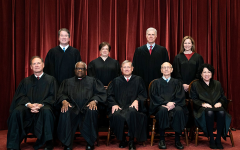 Die Richterinnen und Richter des Obersten Gerichtshofs in den USA (vorne: l-r, hinten: l-r): Samuel Alito , Clarence Thomas, John Roberts, Stephen Breyer, Sonia Sotomayor, Brett Kavanaugh, Elena Kagan, Neil Gorsuch und Amy Coney Barrett. - Foto: Erin Schaff/Pool New York Times/AP/dpa
