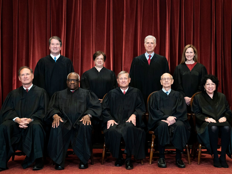 Die Richterinnen und Richter des Obersten Gerichtshofs in den USA (vorne: l-r, hinten: l-r): Samuel Alito , Clarence Thomas, John Roberts, Stephen Breyer, Sonia Sotomayor, Brett Kavanaugh, Elena Kagan, Neil Gorsuch und Amy Coney Barrett. - Foto: Erin Schaff/Pool New York Times/AP/dpa